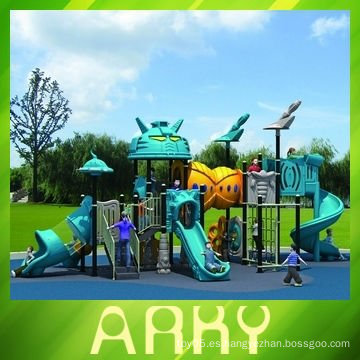 Parque infantil al aire libre para niños encantadores